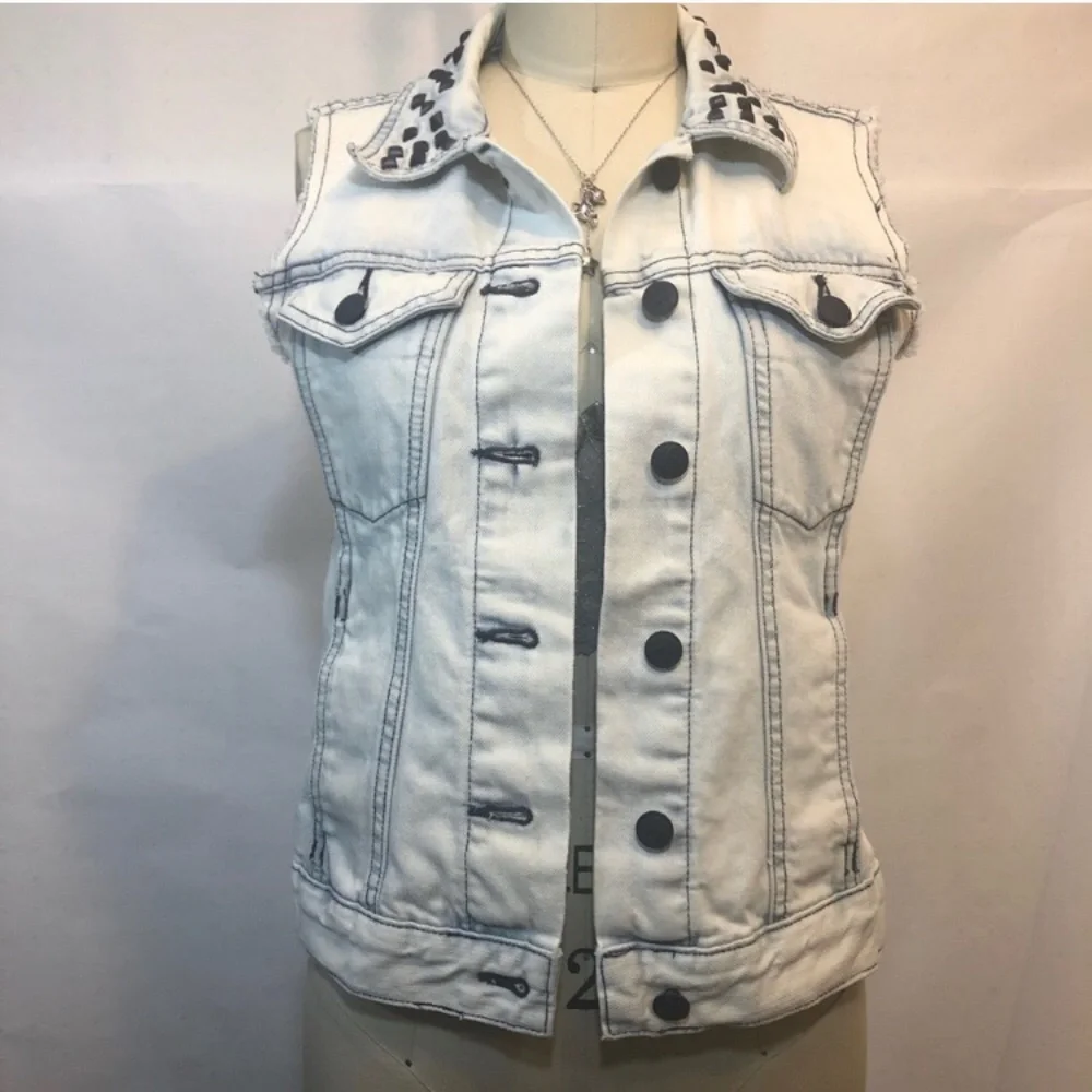 ROCK & REPUBLIC JEAN DENIM VEST WITH metal STUDS - Picture 3 of 10
